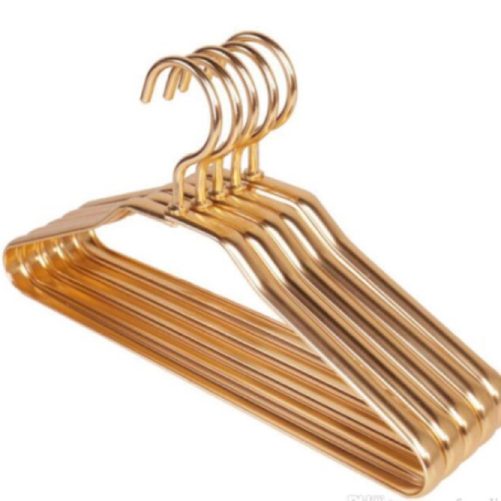 Meet your Posher, Gold hanger
